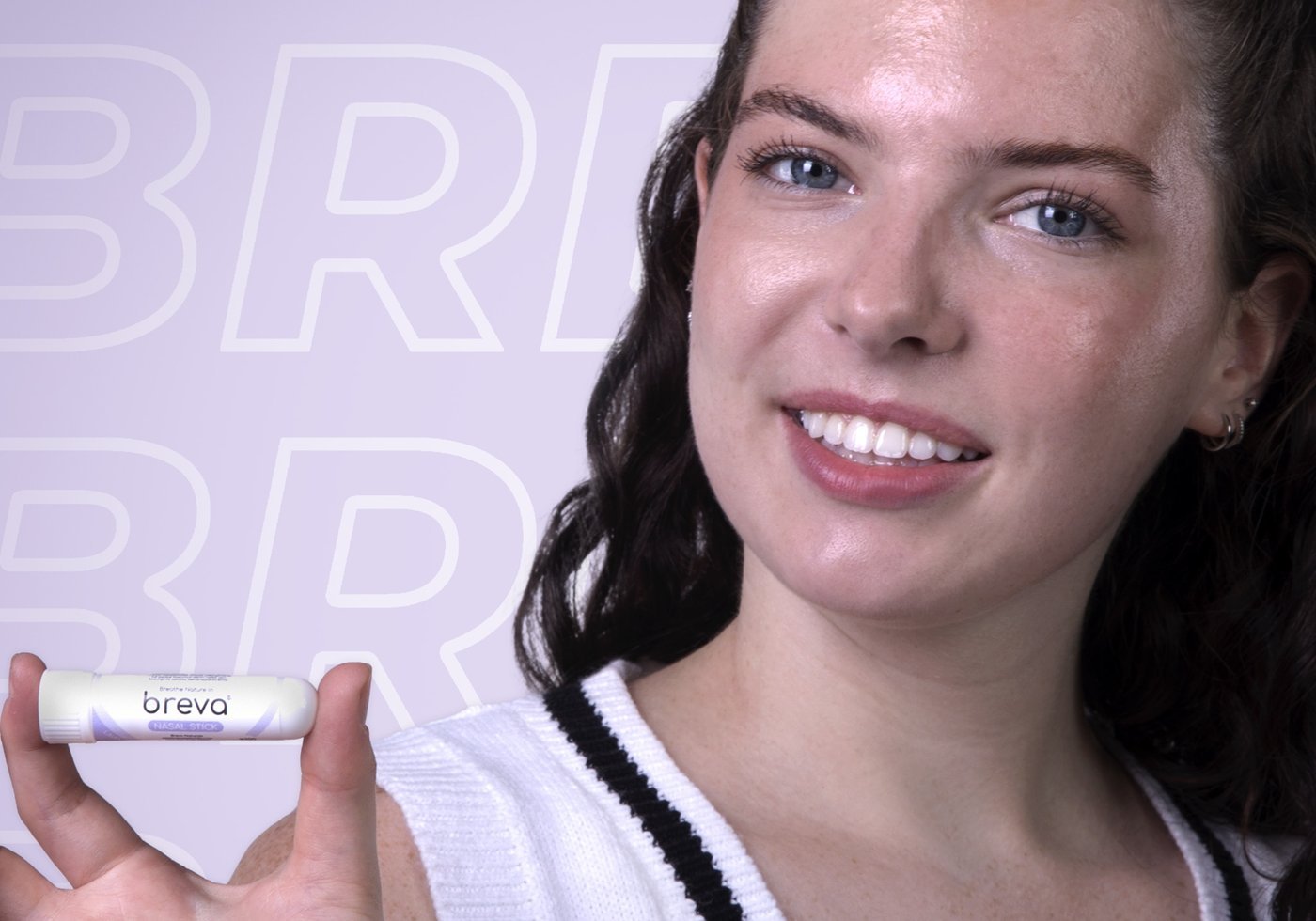 Elinde Lavender tüpü tutan bir kişi, lila zemin önünde