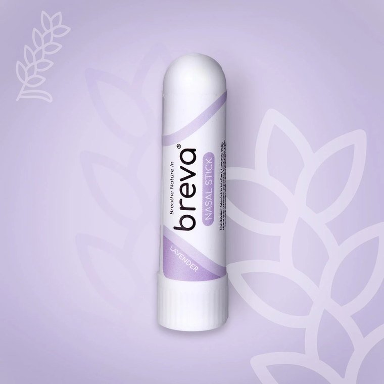 Lavender Nasal Stick, lila bir zeminde lavanta yaprağı çizimleriyle birlikte duruyor.