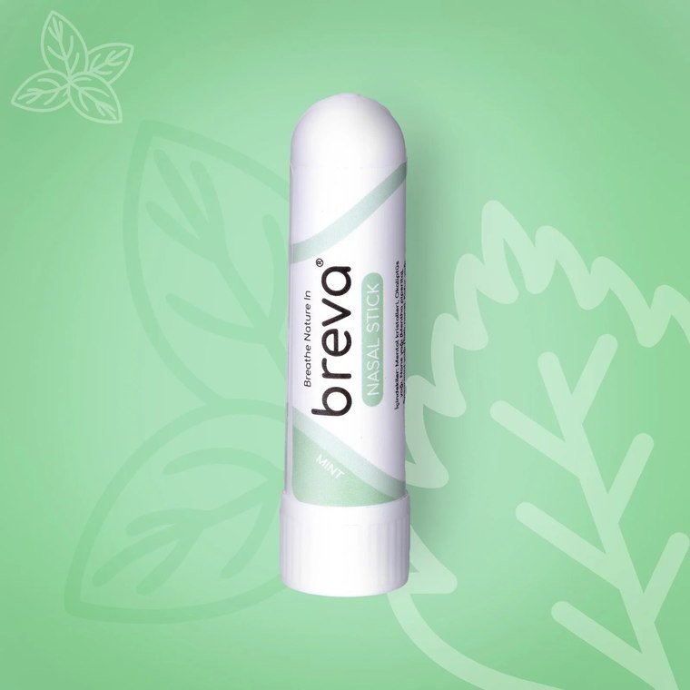 Mint Nasal Stick, açık yeşil bir zeminde nane yaprağı çizimleri arasında duruyor.