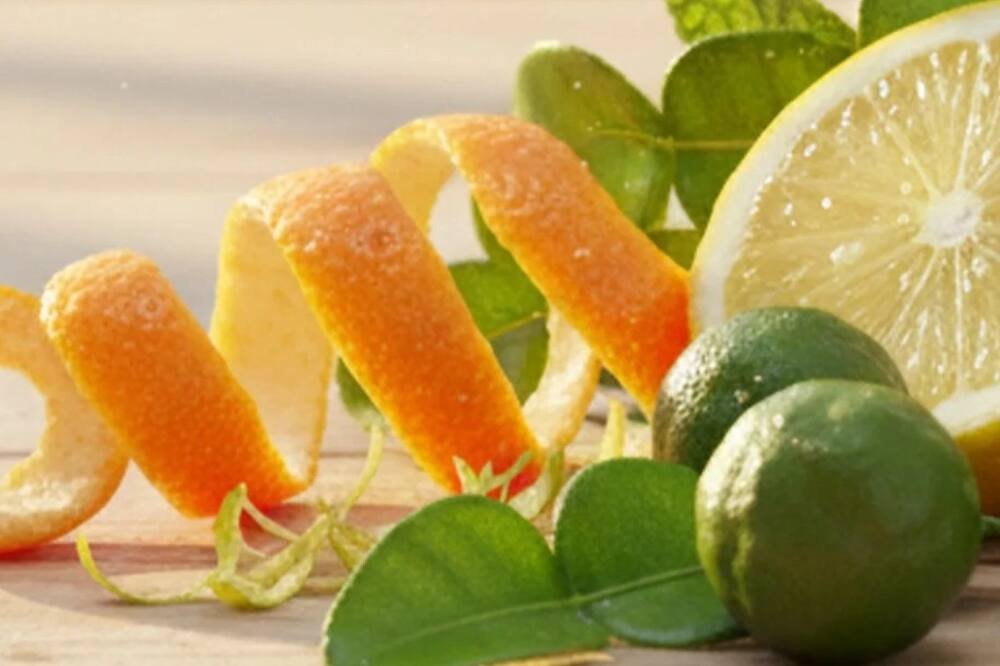 Portakal kabuğu, misket limonu ve limon dilimi
