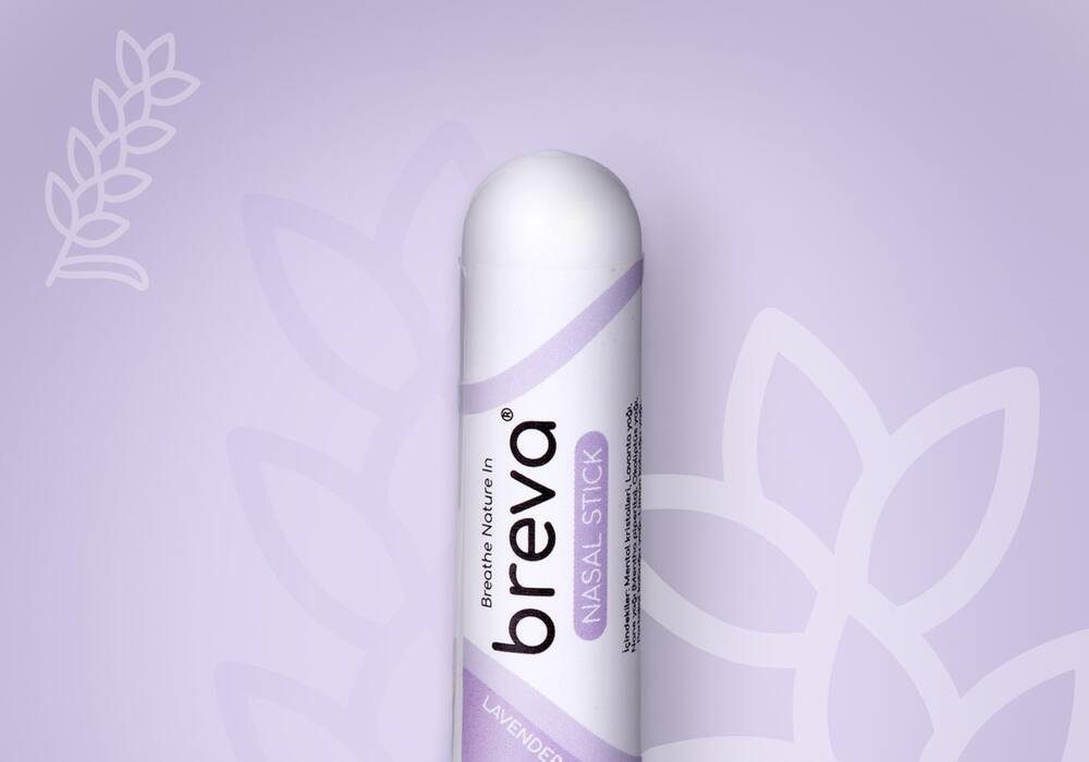Lila bir zeminde, iri yaprak çizgi desenleri önünde eğik duran, Lavender etiketli tek bir nazal