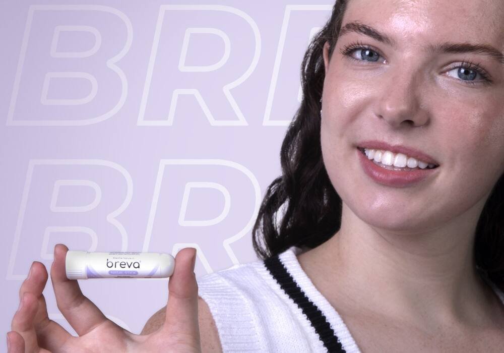 Bir elin parmak uçlarıyla yatay tuttuğu küçük plastik tüp