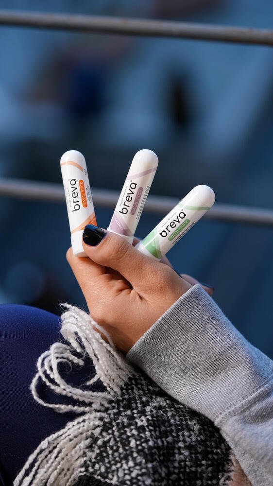 Elinde üç farklı aromada Breva Nasal Stick tutan kişi